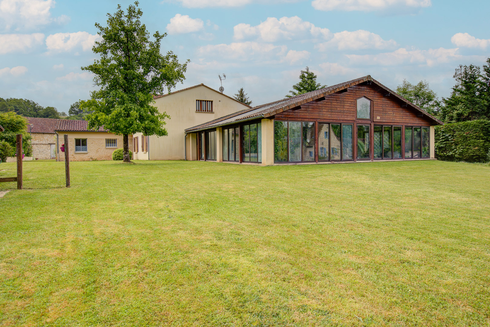Villa 300 m2 avec piscine intérieure chauffée sur propriété de plus de 5400m2