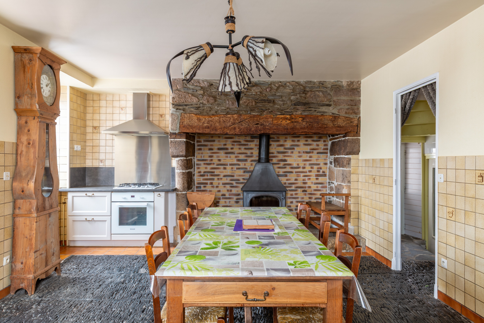 Maison d'habitation en pierre 4 pièces - 112m2 - au cœur du bourg